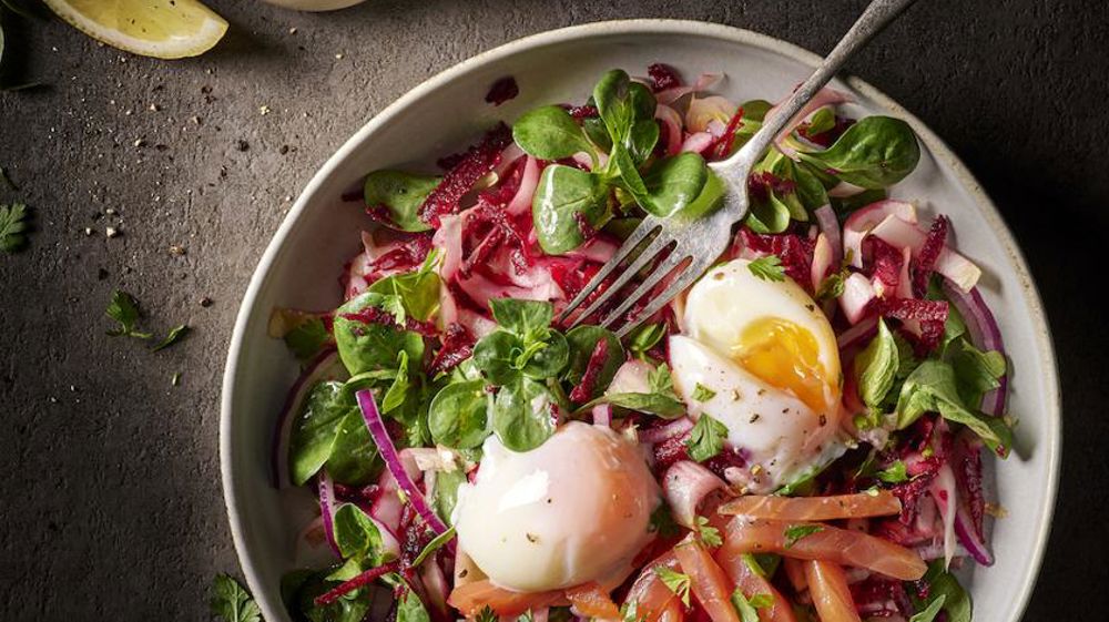 Salade de saison (mâche, endives, betteraves croquantes et œuf). © Studio Erico D'Ario 